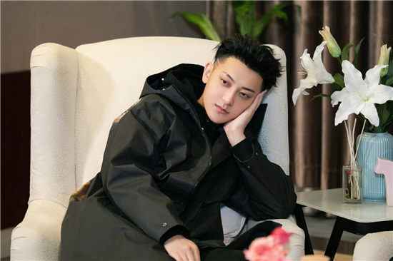 新综艺《小小的追球》正式开播，北极站黄子韬自曝有喜欢的人？