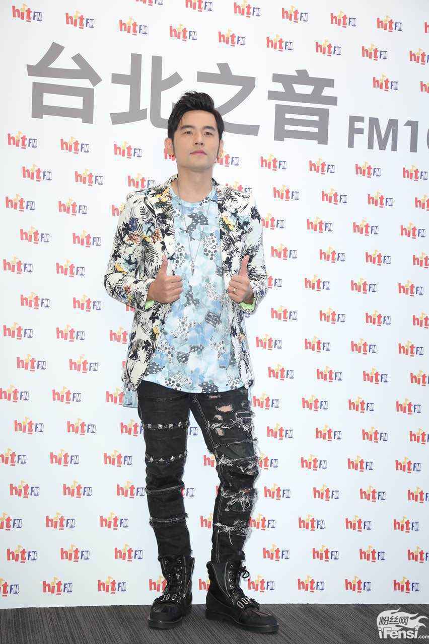 周杰伦现身Hit Fm 最新MV化身“女儿奴”