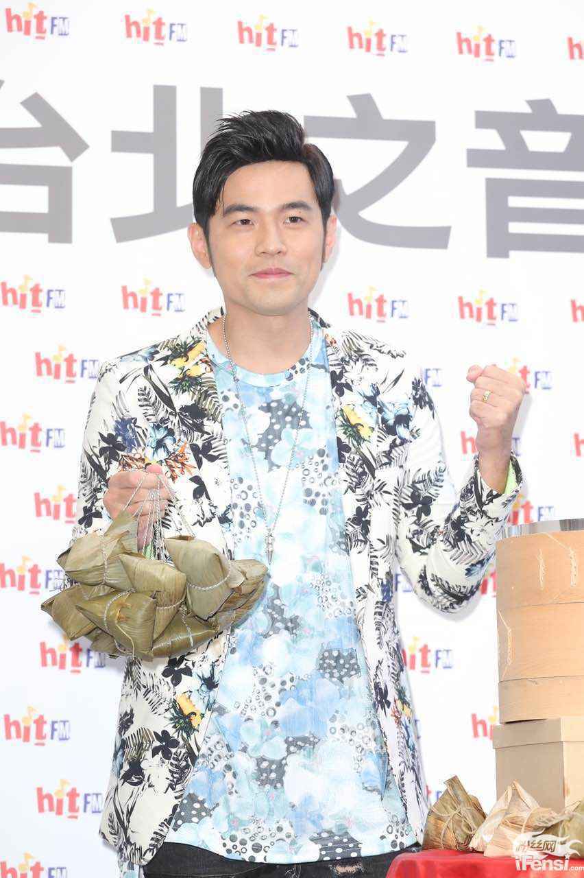 周杰伦现身Hit Fm 最新MV化身“女儿奴”