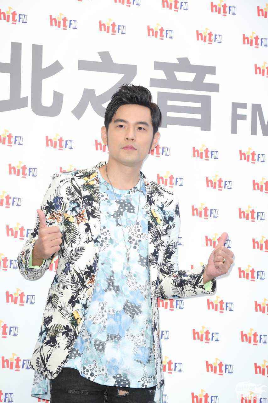 周杰伦现身Hit Fm 最新MV化身“女儿奴”