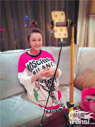 陈冰直播创纪录 化妆教学暴露反差萌