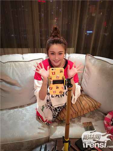 陈冰直播创纪录 化妆教学暴露反差萌