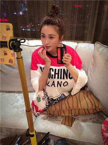 陈冰直播创纪录 化妆教学暴露反差萌