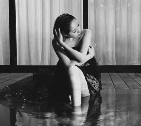 萧亚轩入驻绿洲晒美照 黑色抹胸裙露香肩性感满分