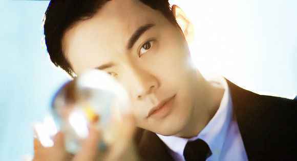 陈伟霆登ELLE封面 预售一小时销量破万