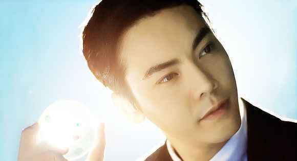 陈伟霆登ELLE封面 预售一小时销量破万