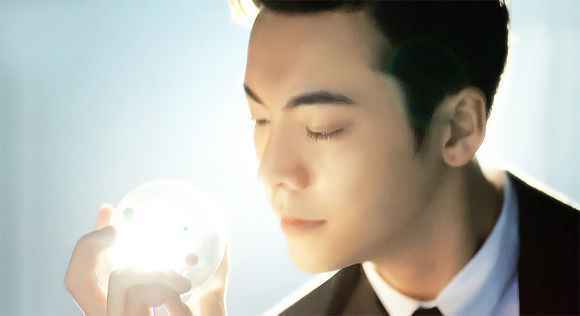 陈伟霆登ELLE封面 预售一小时销量破万