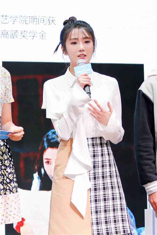 张可盈大学生电视节发布会再唱《追梦人》