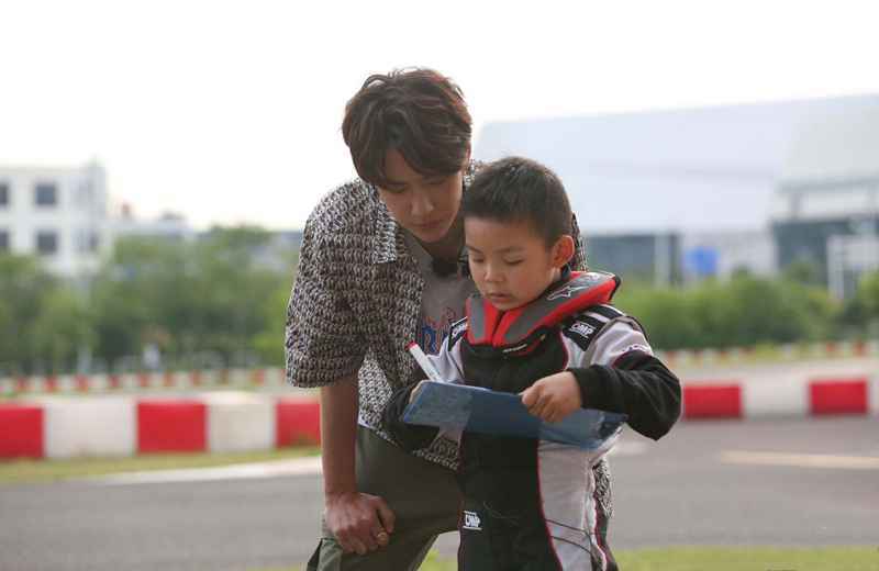 《天天向上》录制，王一博古滇下班换新衣，意外挥手眼露不舍