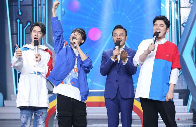 《天天向上》录制，王一博古滇下班换新衣，意外挥手眼露不舍