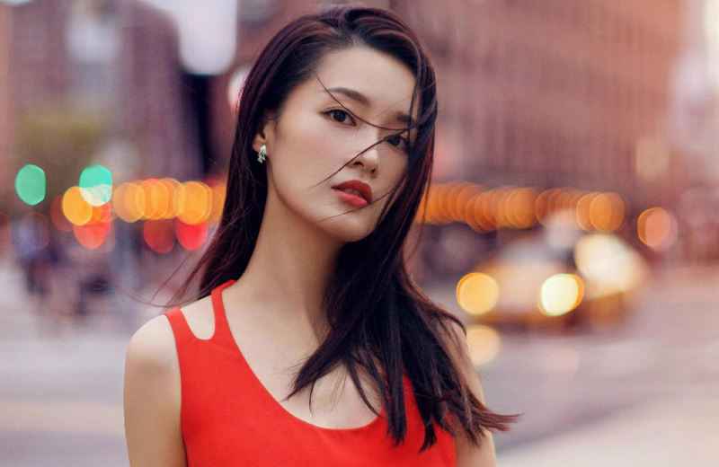 李沁节目中挽手张若昀引热度，了解真相后，网友表示艺人也不容易