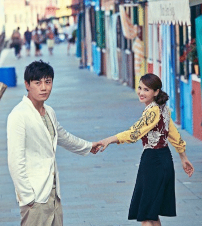 伊能静晒与秦昊牵手照：幸福是内心的平静