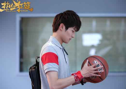 吻别!曹煜辰涂冰不舍离别 《热血狂篮》佟梦实受命成新队长