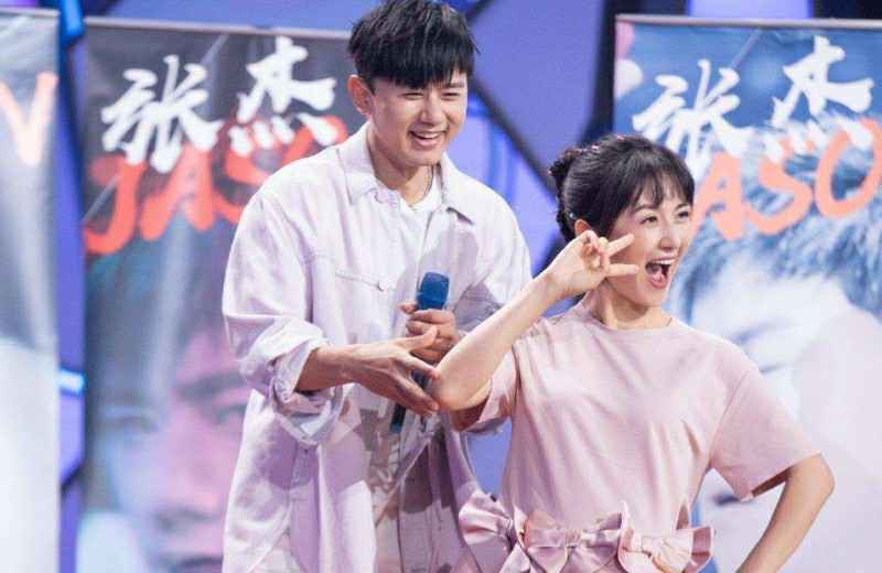 《快乐大本营》迎来最美的她,何炅发文想见你,现场气氛浪漫