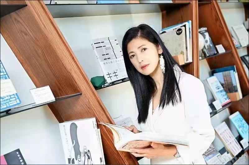 陈明真化身图书达人追书育儿 开启灵修之旅