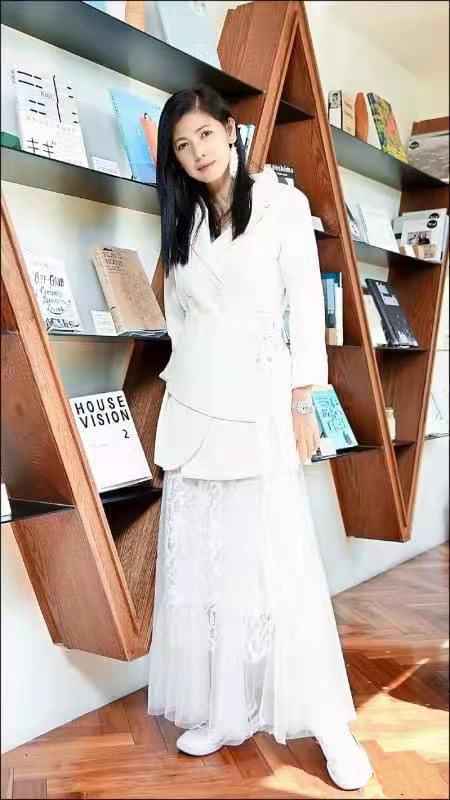 陈明真化身图书达人追书育儿 开启灵修之旅