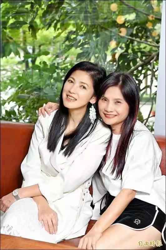 陈明真化身图书达人追书育儿 开启灵修之旅