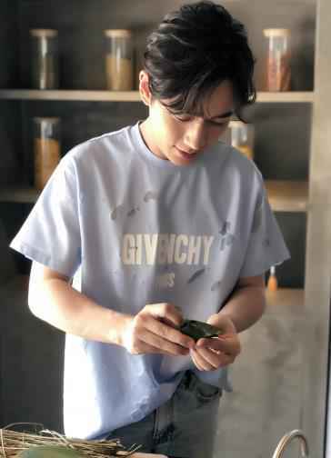 朱一龙端午直播为粉丝包粽子 暖心爱豆实力宠粉