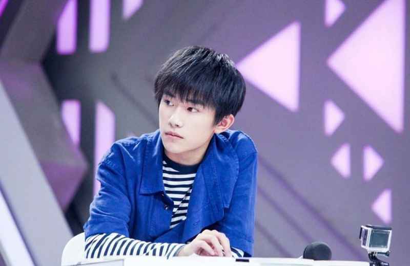 《快乐大本营》幕后花絮：千玺后台补妆，与化妆师相处十分独特