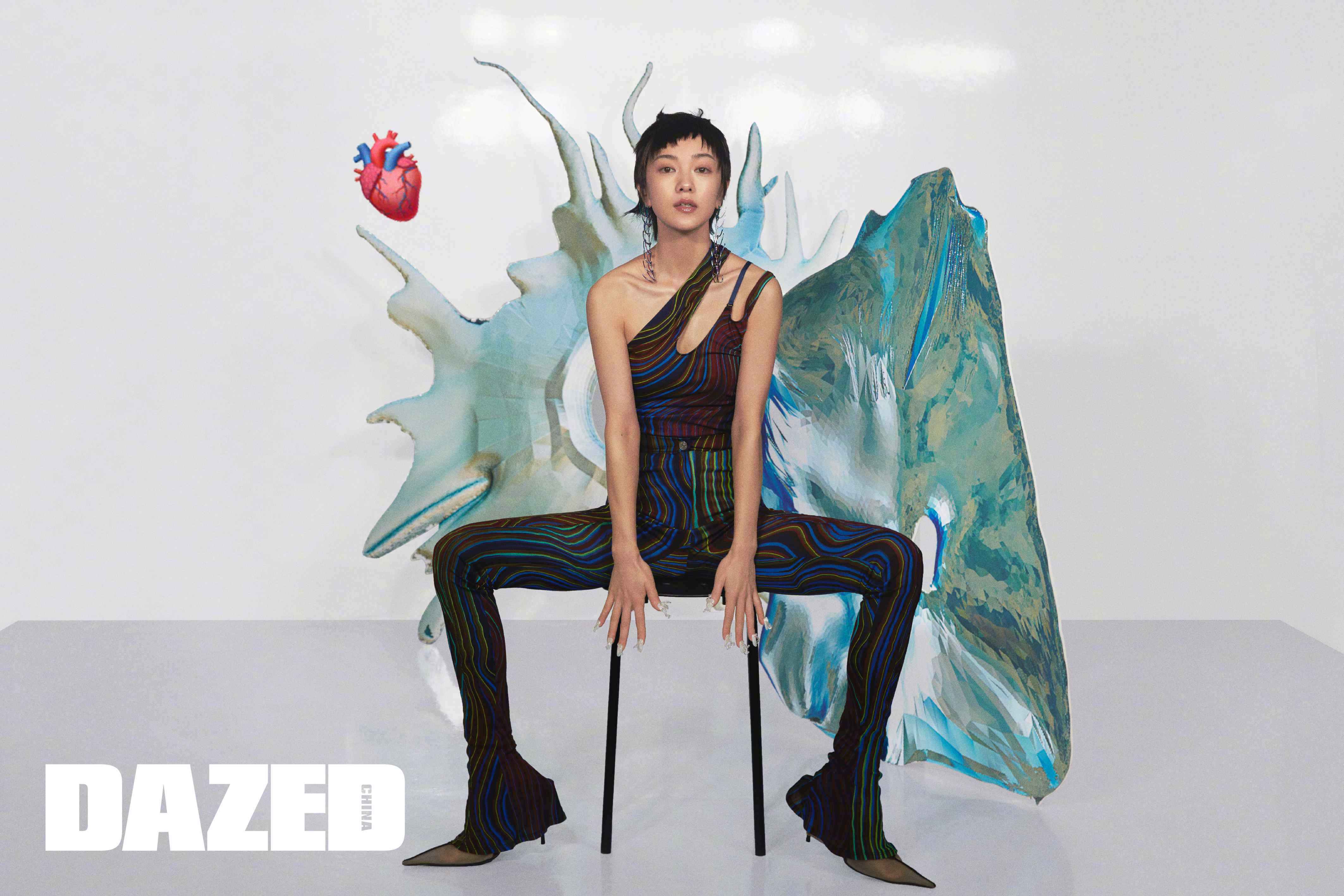 郭采洁Dazed五月封面上线 奇幻别致诠释别样氛围感