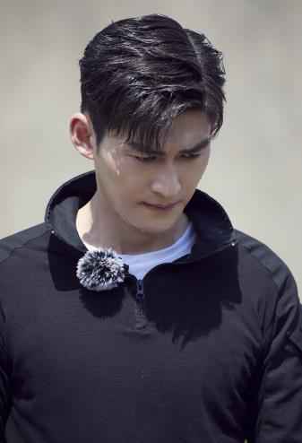 张翰头顶烈日录制《勇敢的世界》，满头大汗引热议