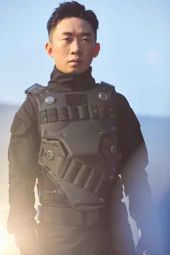 张翰头顶烈日录制《勇敢的世界》，满头大汗引热议