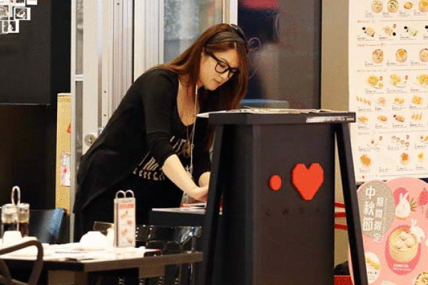 苟芸慧街头店打工 TVB因不够骚要其赔偿数十万