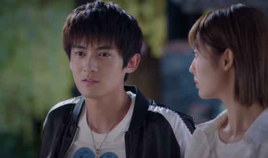 高甜预警！《热血狂篮》小哥哥佟梦实，与邢菲墙头甜蜜kiss!