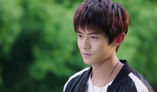 高甜预警！《热血狂篮》小哥哥佟梦实，与邢菲墙头甜蜜kiss!