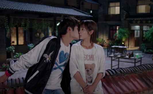 高甜预警！《热血狂篮》小哥哥佟梦实，与邢菲墙头甜蜜kiss!