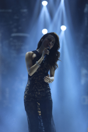 粉丝狂热引天后落泪 全城合唱万人舞动