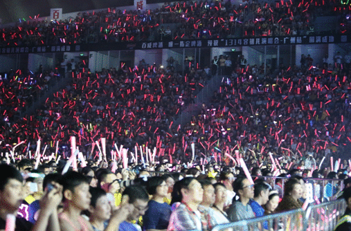 粉丝狂热引天后落泪 全城合唱万人舞动