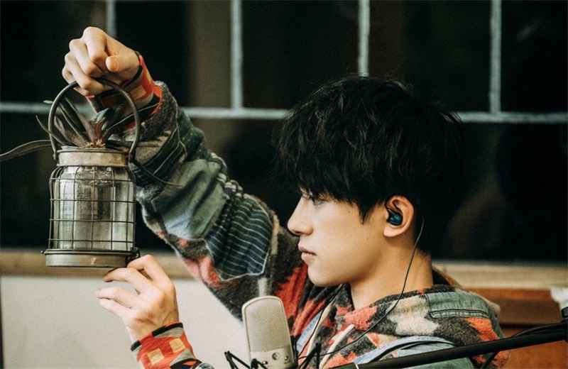 尽享美好时光，《朋友请听好》让何炅重遇不一样的易烊千玺！