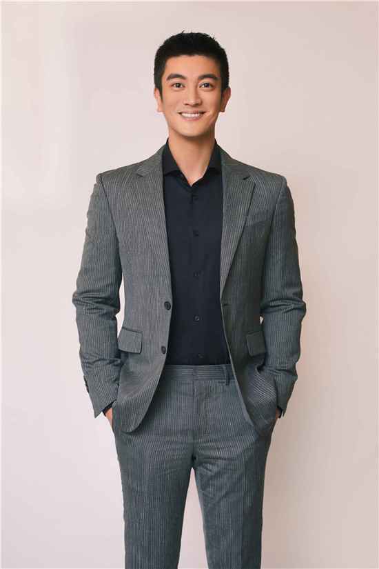 杜江成华语影史最年轻的百亿票房演员