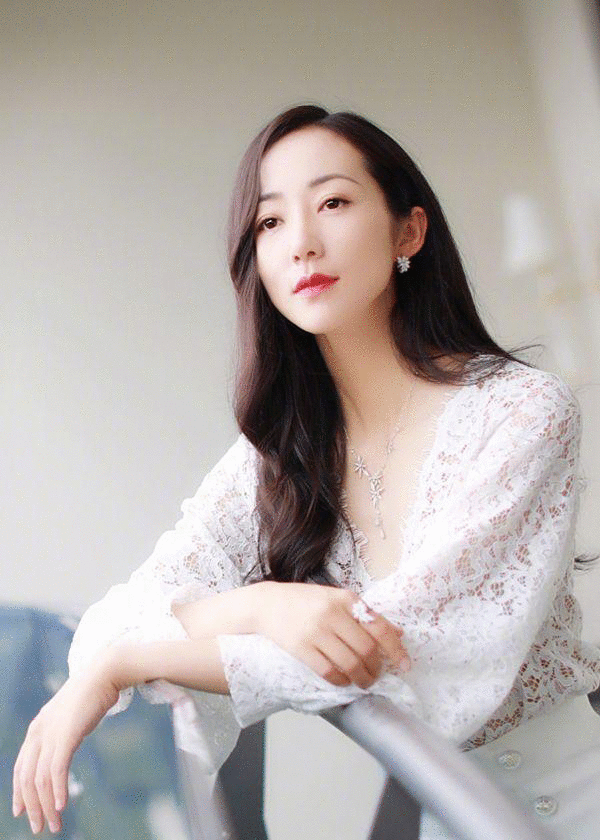 盘点娱乐圈深藏不露的才女,宝藏女孩伊丽媛“身兼数职”,敬业勤奋又低调