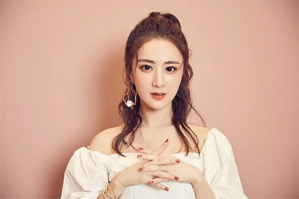 盘点娱乐圈深藏不露的才女,宝藏女孩伊丽媛“身兼数职”,敬业勤奋又低调