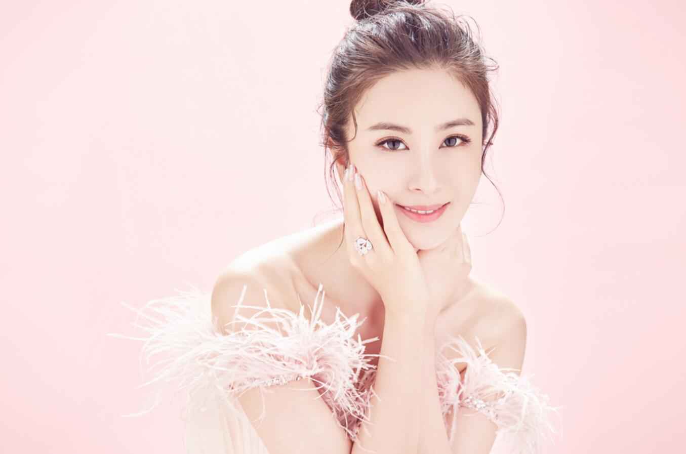 盘点娱乐圈深藏不露的才女,宝藏女孩伊丽媛“身兼数职”,敬业勤奋又低调