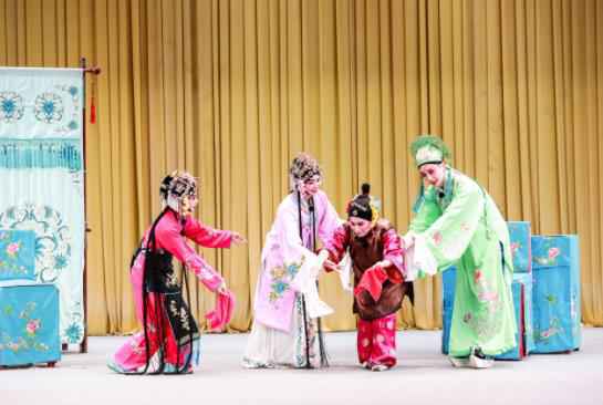 展现青年演员向上面貌 《群演公社》小群演服务大产业