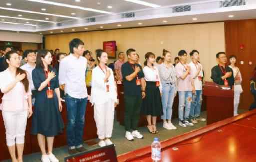 展现青年演员向上面貌 《群演公社》小群演服务大产业