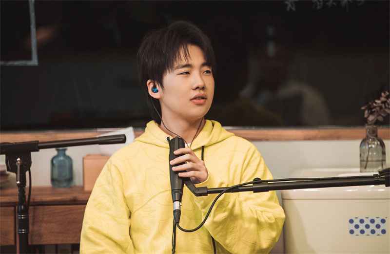 易烊千玺还会说相声？在《朋友请听好》中与郭麒麟说相声，表现太好