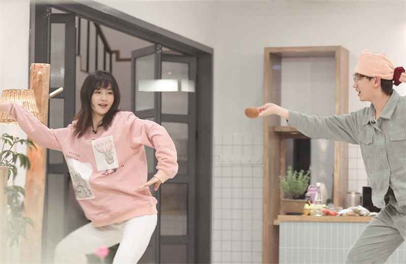 《朋友请听好》谁注意到谢娜和鞠婧祎的互动？没想到两人这么亲密