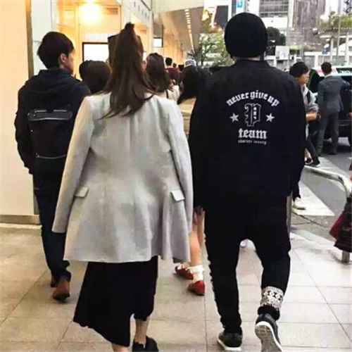 周杰伦昆凌现身东京 牵手逛街高能虐狗