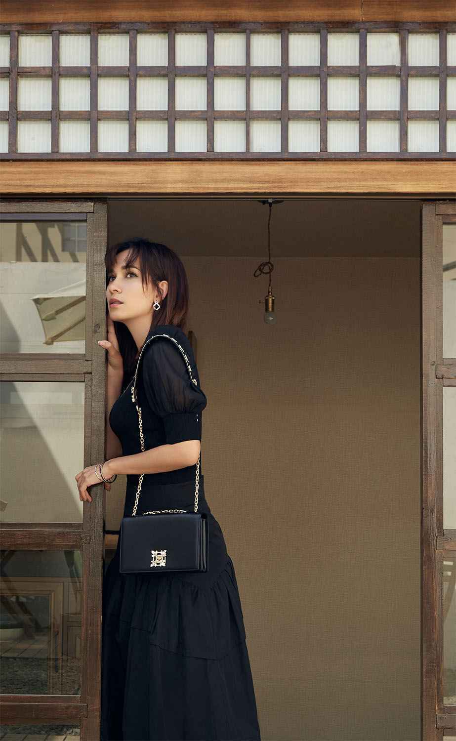 卢靖姗初夏庭院大片释出 阳光洒落定格惬意时光