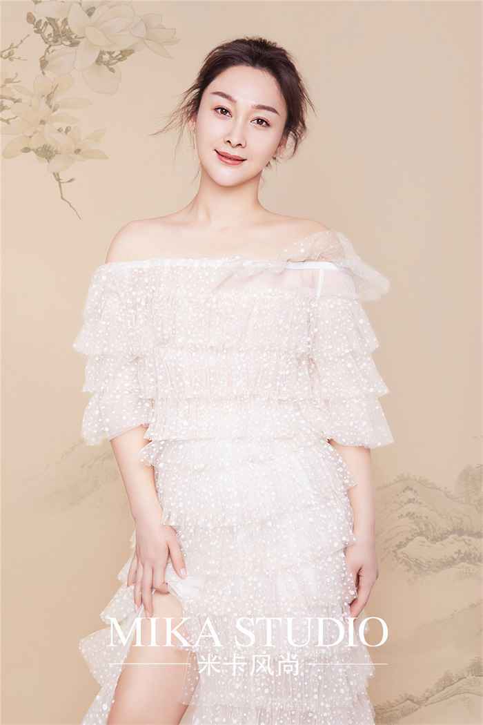 白雨一字肩波点蛋糕裙恬静优雅 “湿巾腰”微露俏皮不失小性感