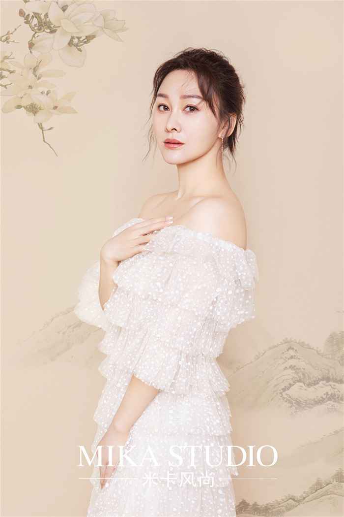 白雨一字肩波点蛋糕裙恬静优雅 “湿巾腰”微露俏皮不失小性感