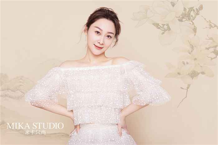 白雨一字肩波点蛋糕裙恬静优雅 “湿巾腰”微露俏皮不失小性感