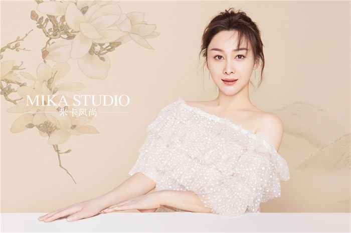 白雨一字肩波点蛋糕裙恬静优雅 “湿巾腰”微露俏皮不失小性感