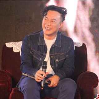 陈奕迅没想过签窦靖童 赞其继承父母才华