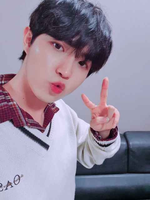 金在焕首次个唱门票售空 12 月还要发行新专辑！