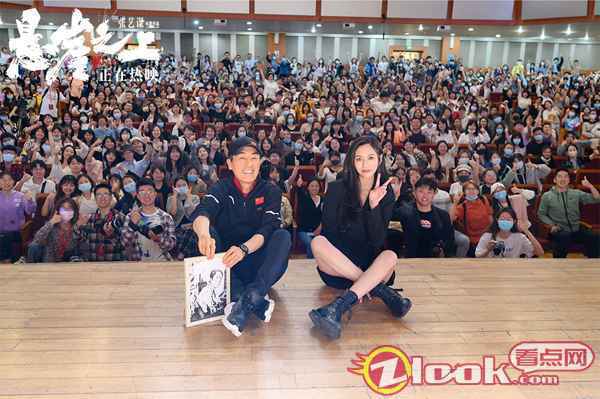 8《悬崖之上》导演张艺谋、主演飞凡、学生合影 张艺谋以“点到为止”谈《悬崖之上》匠心 获评“类型片新的高地”